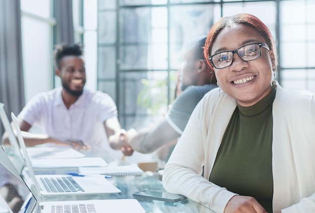 Photo bureau avec des employés travaillant sur des ordinateurs