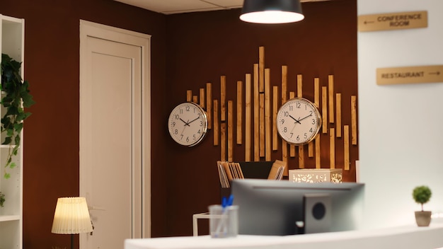 Bureau d'enregistrement dans un lounge élégant