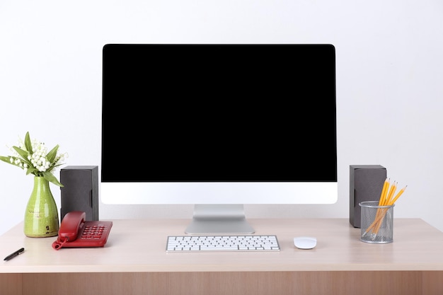 Bureau équipé d'un ordinateur moderne