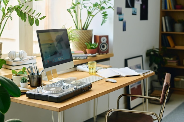 Photo bureau d'étudiant ou d'indépendant moderne avec moniteur d'ordinateur et plateaux tournants