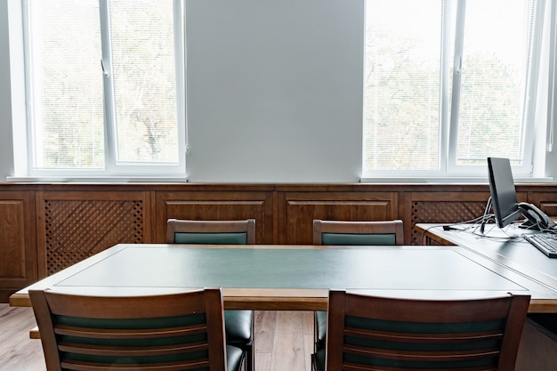 Bureau exécutif de luxe avec bureau et fauteuils