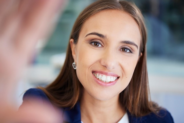 Bureau de femme selfie et sourire en portrait pour photo de profil application de médias sociaux et succès dans les affaires financières Heureux conseiller financier photo numérique et motivation sur le lieu de travail avec bonheur