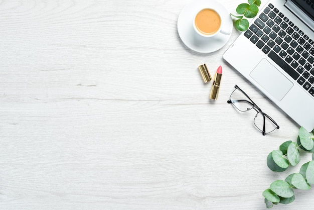 Bureau de femmes fond en bois blanc