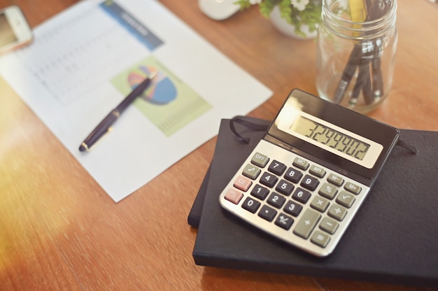 Bureau financier: calculatrice sur le bureau du bureau.