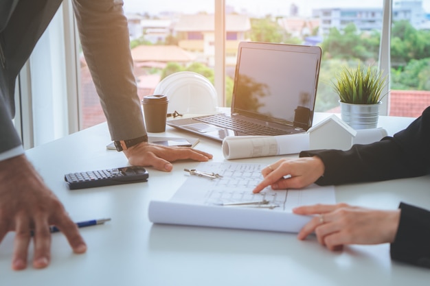 Bureau d&#39;ingénieur en construction travaillant, Équipe de construction d&#39;entreprise travaillant avec plan en bureau