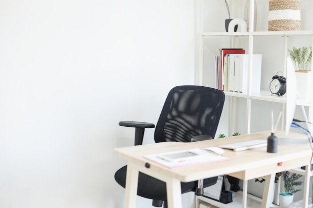 Bureau intérieur moderne avec espace de copie.