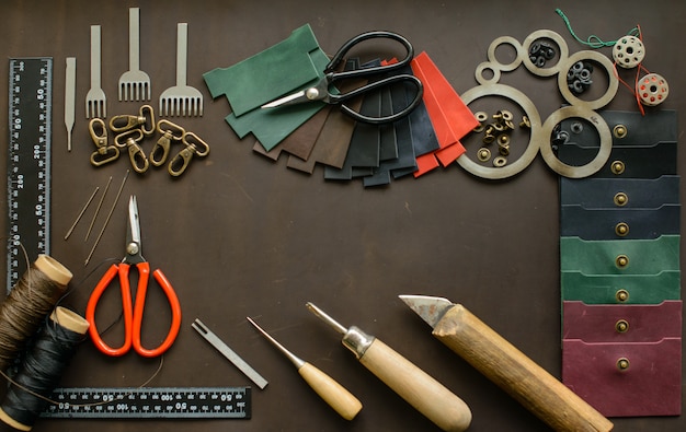 Le bureau de Leathersmith. Outils de travail en cuir sur une table de travail