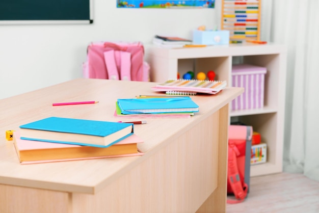 Bureau avec des livres en classe