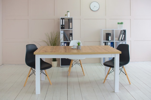 bureau lumineux vide avec intérieur et mobilier élégants