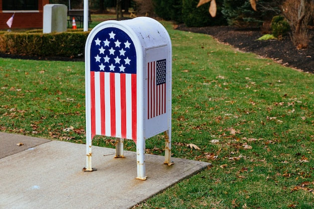 Bureau à la maison Drapeau américainMétal Mailbox in garden