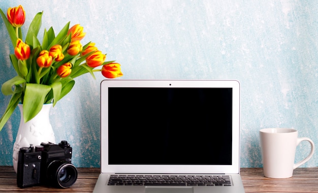 Bureau à la maison féminin minimal avec tasse à café et ancien appareil photo