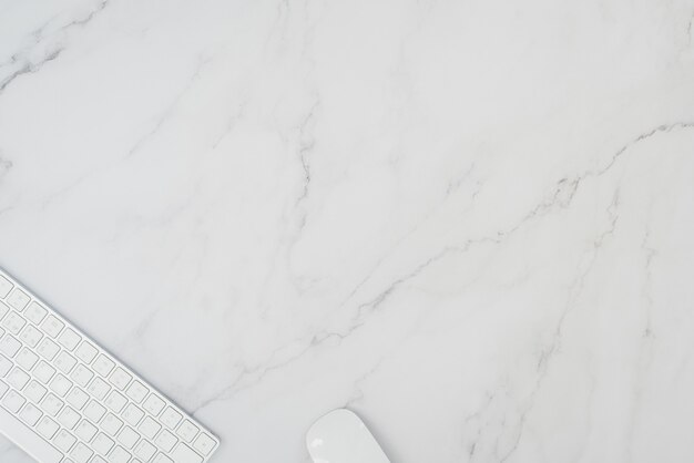 Bureau en marbre avec clavier et souris. Espace de copie, mise à plat