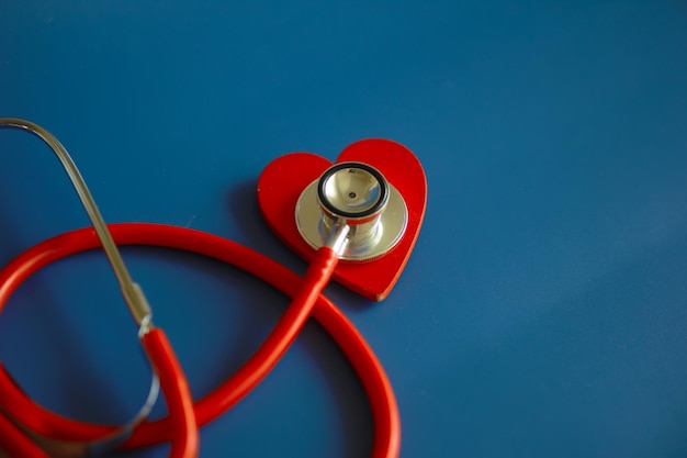 Bureau des médecins dans le bureau de la clinique Stéthoscope puzzle prescriptions cardiaques sur la table