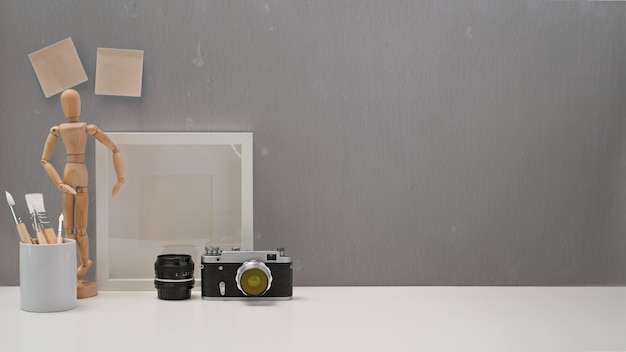 Bureau minimaliste avec espace de travail, appareil photo et appareil photo vintage