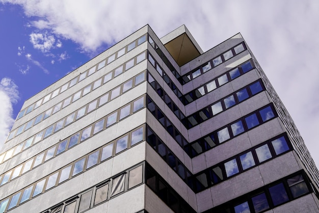 Bureau moderne et façade de bâtiment résidentiel contre un beau ciel nuageux blanc bleu