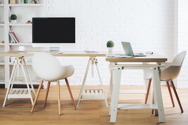 Bureau moderne avec pc vide et ordinateur portable