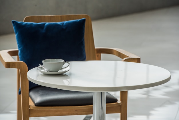 Bureau moderne vide et une chaise avec une tasse de café.