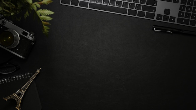 Bureau noir minimal moderne avec accessoires de clavier pc et vue de dessus de l'espace de copie