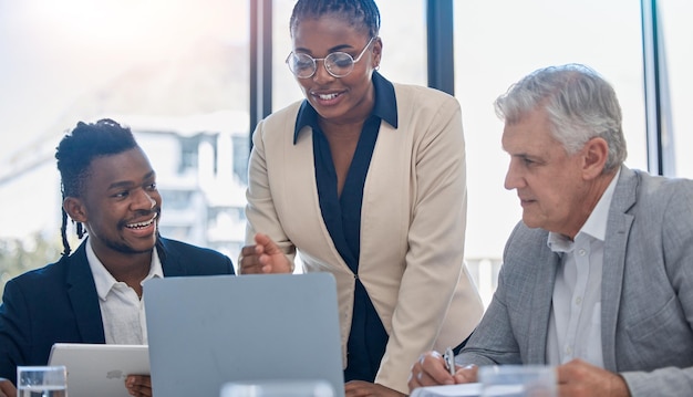 Bureau ordinateur portable diversité travail d'équipe ou hommes d'affaires examen portefeuille financier base de données boursière ou budget d'investissement Gestion de projet commerce électronique ou commerçant de crypto trading bitcoin NFT ou forex