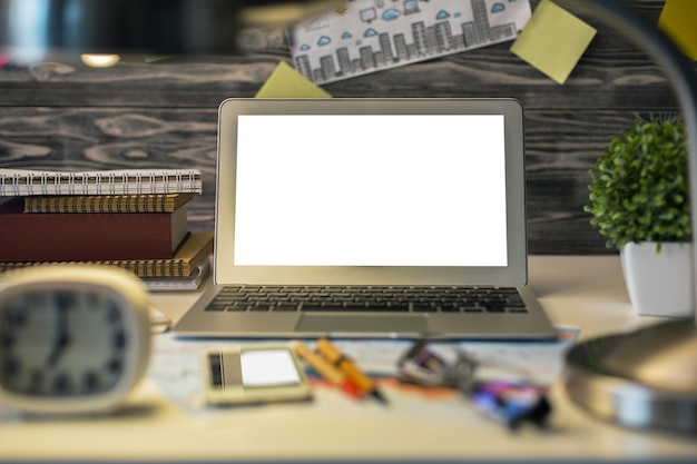 Bureau avec ordinateur portable et éléments flous