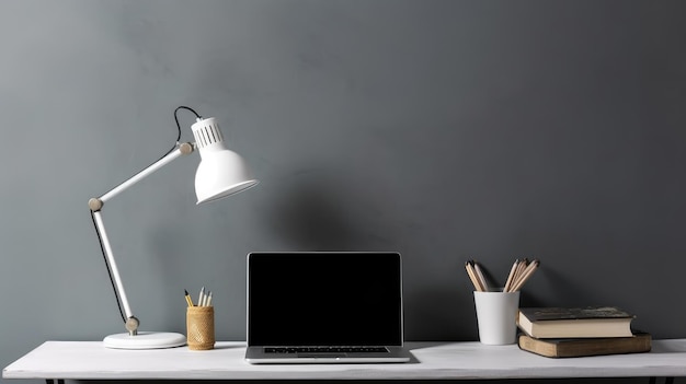 Un bureau avec un ordinateur portable et des livres dessus.