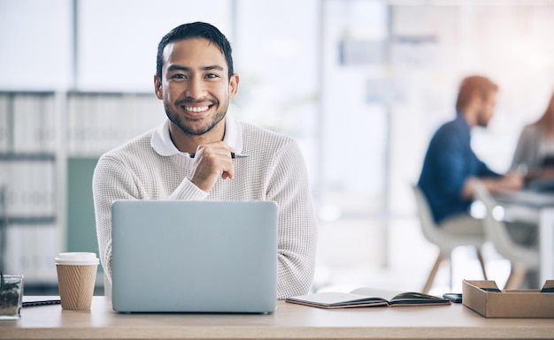 Bureau d'ordinateur portable et portrait d'homme d'affaires asiatique avec le sourire sur le visage pour la confiance, le leadership et le succès Start-up tech et entrepreneur masculin prêt à planifier une stratégie et à travailler sur ordinateur