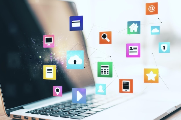 Bureau avec ordinateur portable sur table et diagramme de cloud computing