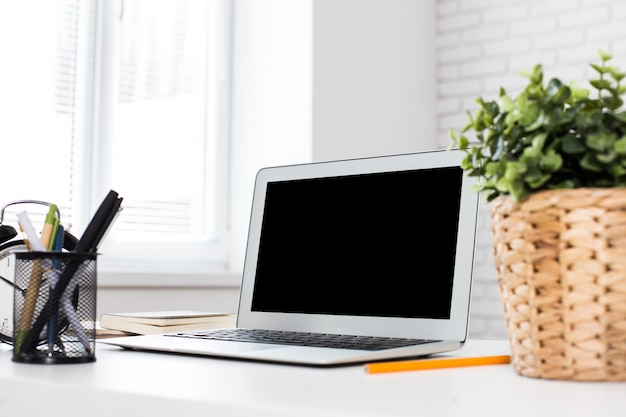 Bureau avec ordinateur portable