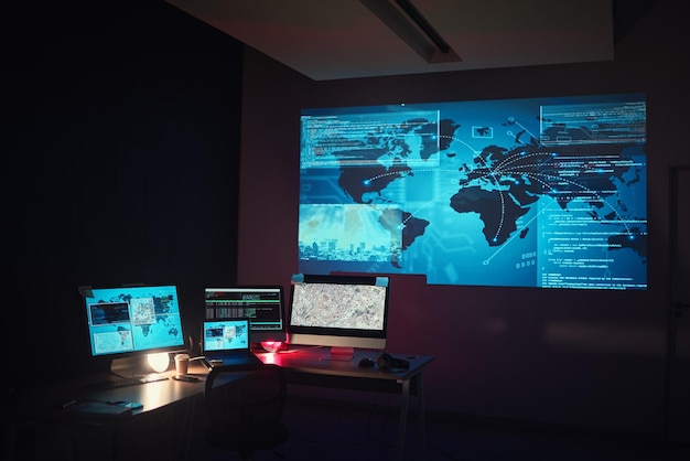 Bureau et ordinateur vides et sombres pour la recherche globale ou la surveillance d'un système Résumé de la technologie en gros plan et un ordinateur la nuit à l'entreprise pour la programmation de l'informatique en nuage ou de la science des données pour le monde