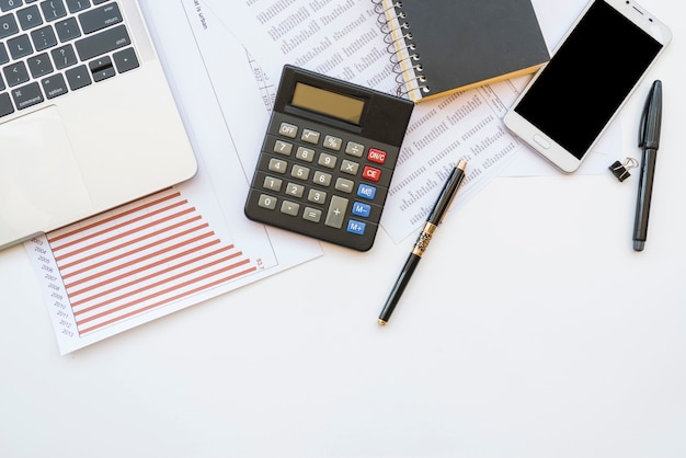 Photo bureau avec outils et gadgets de bureau