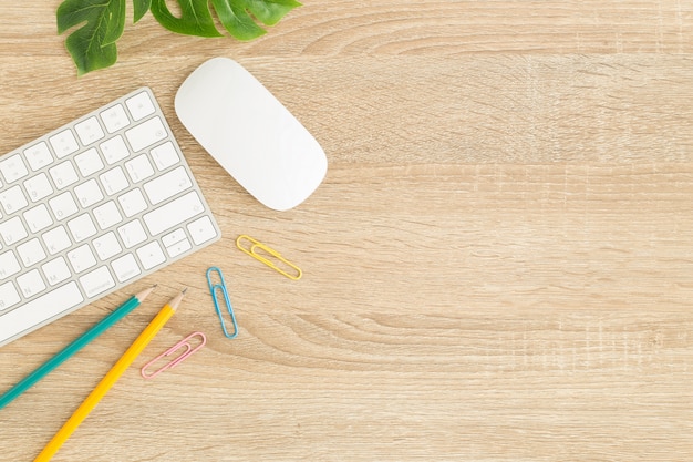 Bureau de photo plat avec souris et clavier