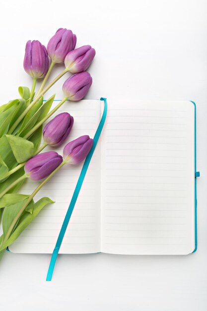 Bureau plat avec carnet et fleurs