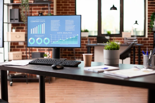 Bureau propre prêt pour les projets de l'entreprise