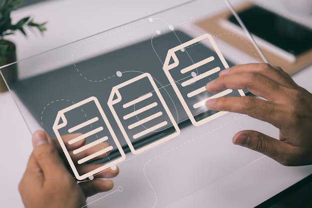Un Bureau Sans Papier Est Un Concept Basé Sur La Gestion électronique Des Documents Et Une Base De Données De Documentation En Ligne Travaillant Sur Une Tablette, Un Homme D'affaires Voit Des Symboles De Documents électroniques