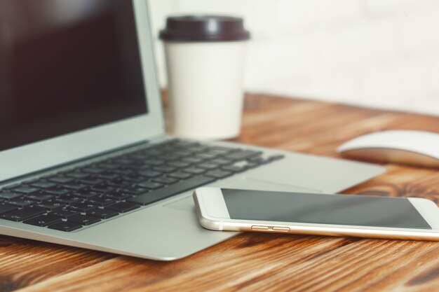 Bureau avec smartphone et bureau.