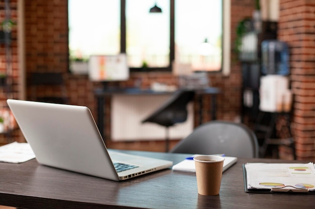 Un bureau soigneusement disposé dans un bureau vacant