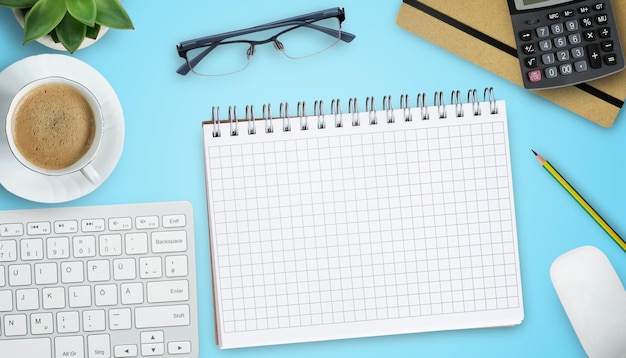 Bureau avec stationnaire sur fond de tableau blanc