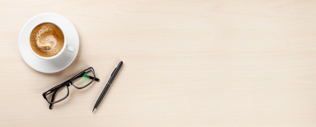 Bureau avec stylo à café et verres