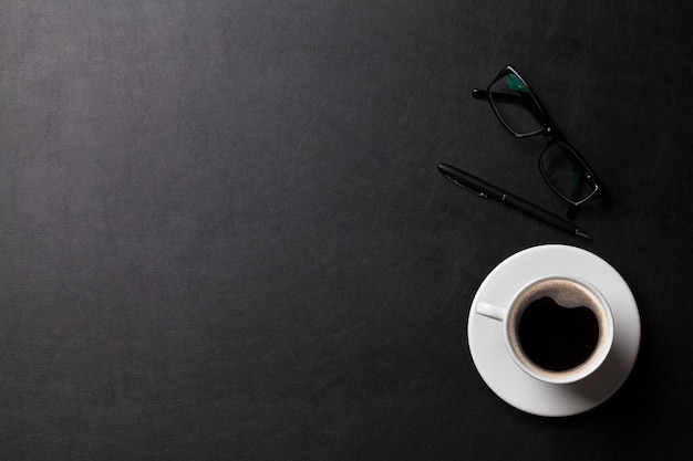 Bureau avec stylo tasse à café et verres