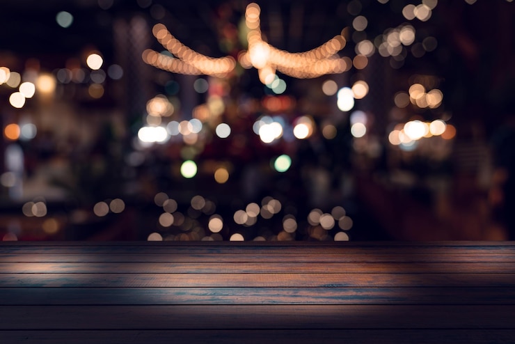 Photo bureau supérieur avec fond de restaurant flou table en bois et bokeh flou de fond de rue de nuit