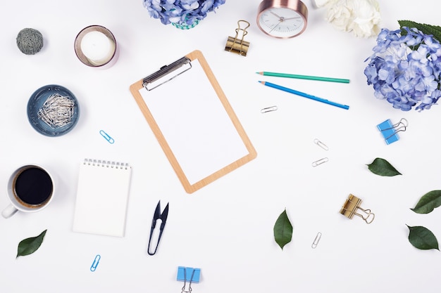 Photo bureau table bureau. maquette stationnaire sur fond blanc. flat lay. vue de dessus