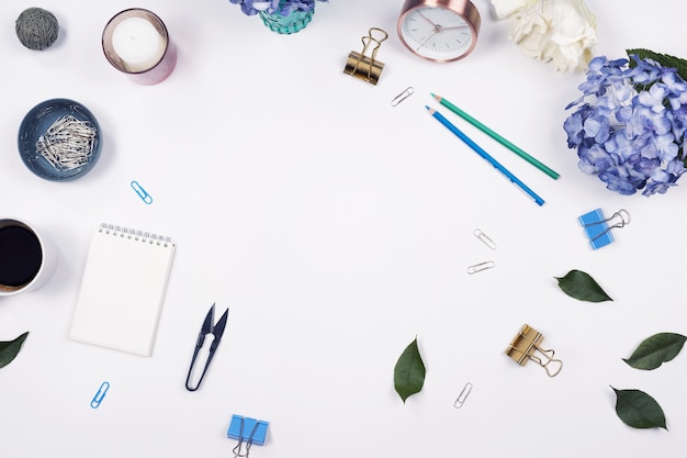 Bureau table bureau. stationnaire sur fond blanc. Flat lay. Vue de dessus