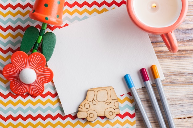 Bureau de table chevron coloré avec un ensemble de crayons