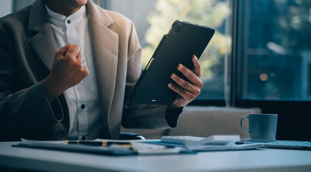 Photo bureau tablette et homme d'affaires heureux pour les économies financières positives rapport budgétaire financier ou rétroaction de l'administration analyse de la croissance analyse des données examen et le sourire de la personne pour les statistiques de recherche