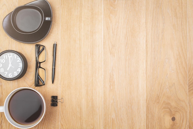 Bureau avec tasse à café et objets