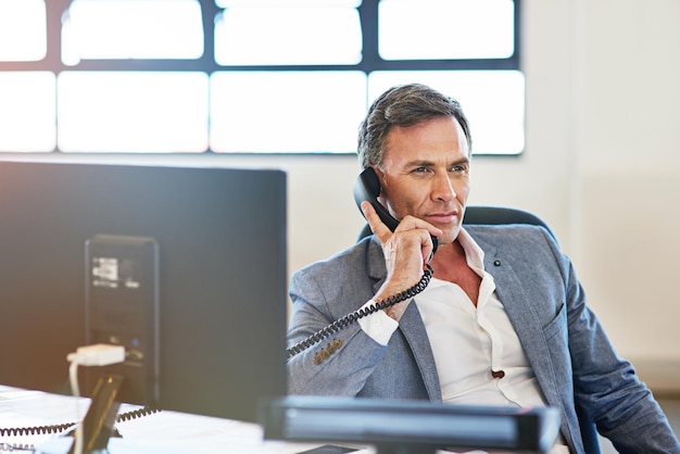 Bureau téléphonique et homme lors d'un appel d'affaires pour une vente ou un partenariat d'entreprise d'entreprise Appel téléphonique professionnel et homme mature chef de la direction ou entrepreneur ayant une conversation sur le lieu de travail