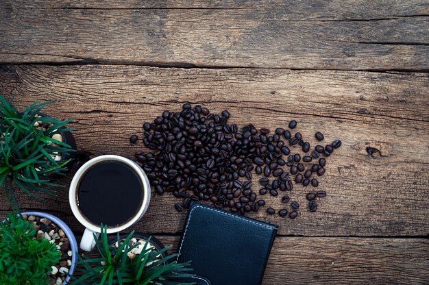 Bureau de travail, cahiers, papeterie et café sont au-dessus