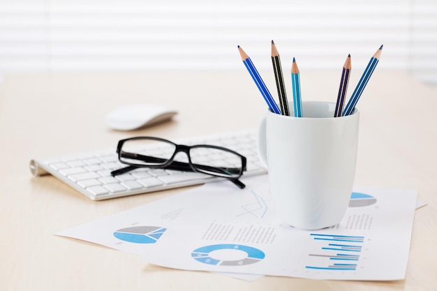 Bureau de travail avec fournitures