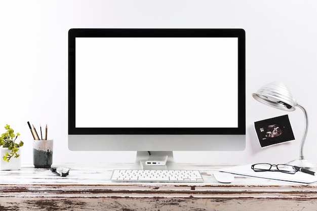 Photo bureau de travail minimaliste avec écran blanc