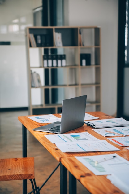 Bureau de travail avec ordinateur portable et téléphone intelligent sur table en bois